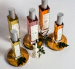 Aromas Florales. Realizados con las fragancias puras de 5 de los aromas básicos más importantes: Flor de Azahar, Jazmín Al Andalus, Pachulí, Rosa Damasco y Violeta Francesa. En frascos de 50 ml y 100 ml.