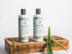 Cremas corporales (Body Milk). Con una textura muy fresca y ligera gracias a su contenido de aloe vera y manzanilla, y en 10 aromas de alta perfumería. En envase de 200 ml. Ver lista en la sección 